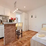 Lucija * 트로기르